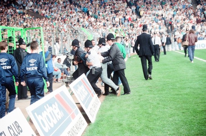 Vụ gây rối của CĐV khiến trận derby Manchester phải tạm dừng ở phút thứ 8 là bước ngoặt định mệnh