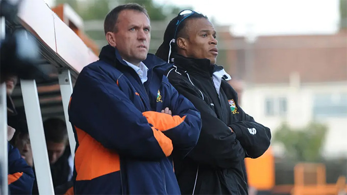 Vừa làm HLV tại Barnet cùng Mark Robson (trái)