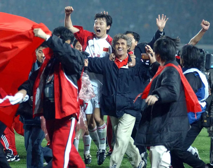 Khoảnh khắc các cầu thủ Trung Quốc ăn mừng tấm vé lịch sử tham dự World Cup 2002