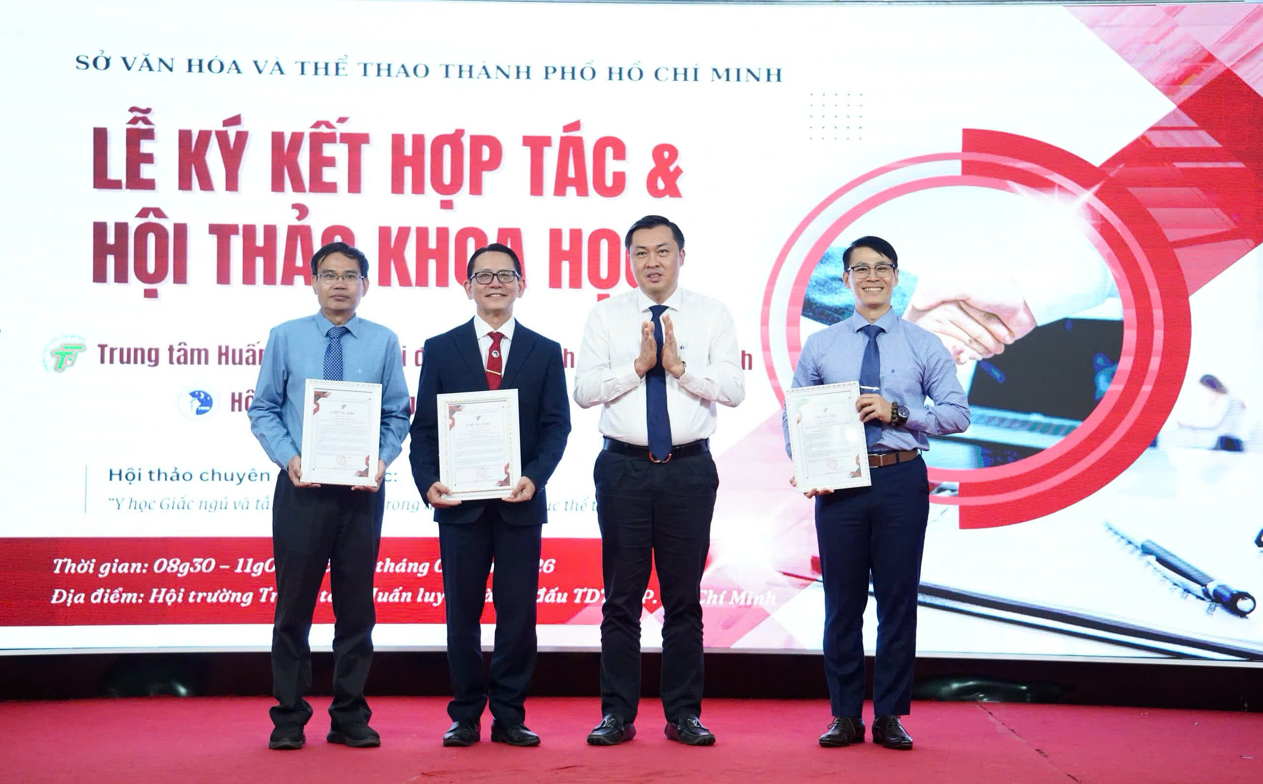 TS Cao Văn Chóng – Phó Giám đốc Sở Văn hóa và Thể thao TP.HCM trao thư cảm ơn cho các diễn giả trình bày tham luận tại Hội thảo