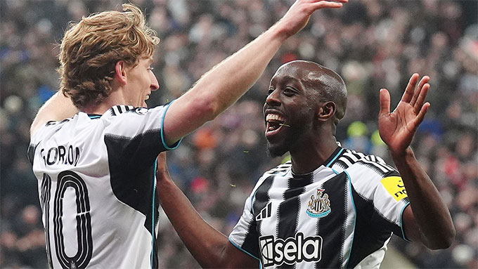 Newcastle giành chiến thắng ấn tượng trước PSV trên sân nhà