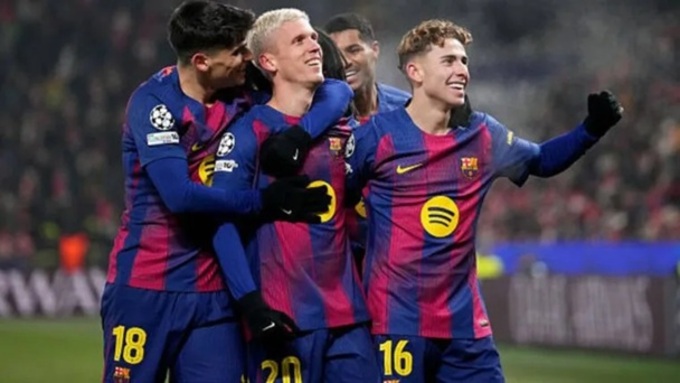 Niềm vui của Fermin Lopez và đồng đội sau khi Barca ngược dòng thắng Slavia Prague 4-2