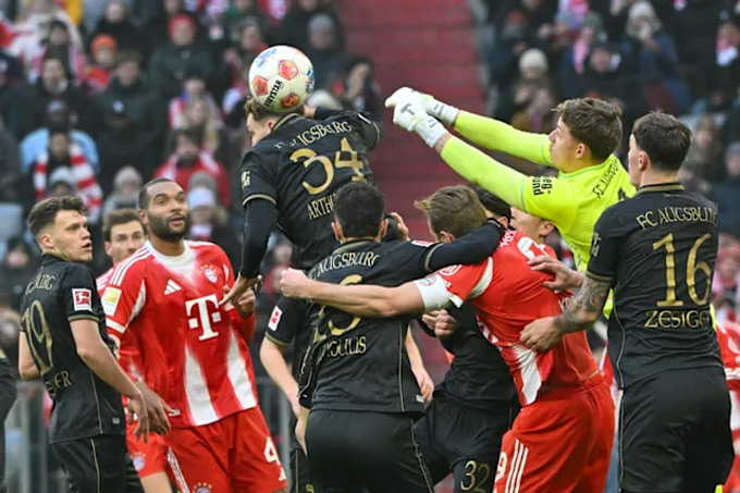 Hàng thủ Bayern đã chơi rất tệ trước Augsburg