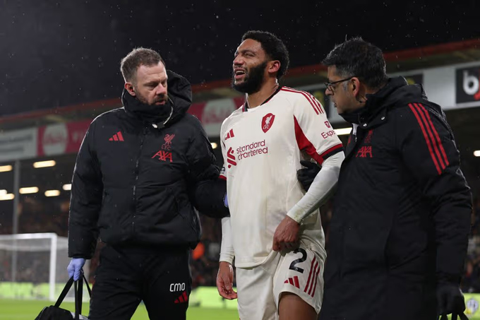 Slot chấn thương sau pha va chạm với Alisson khiến Liverpool khủng hoảng trung vệ