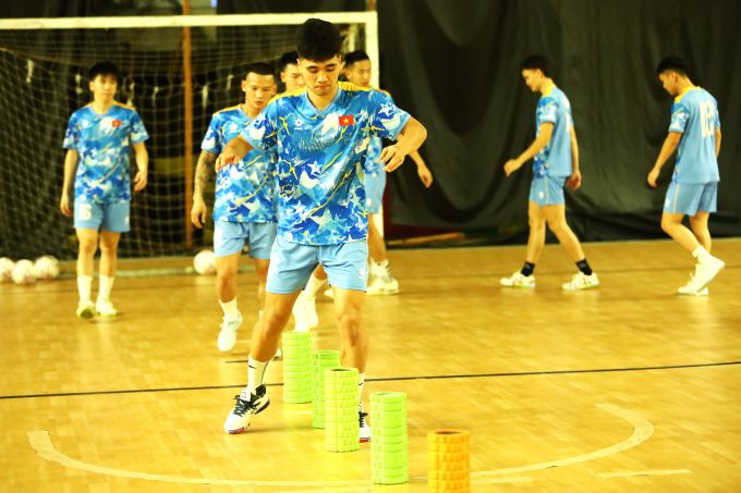 ĐT futsal Việt Nam khởi động trước khi bước vào tập luyện