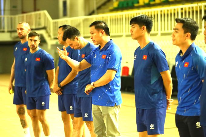 Phó chủ tịch VFF Trần Anh Tú trao đổi với toàn đội. Ảnh: Phan Hồng