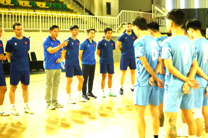 Phó chủ tịch VFF Trần Anh Tú giao chỉ tiêu trước mắt là vào tứ kết. Ảnh: Phan Hồng