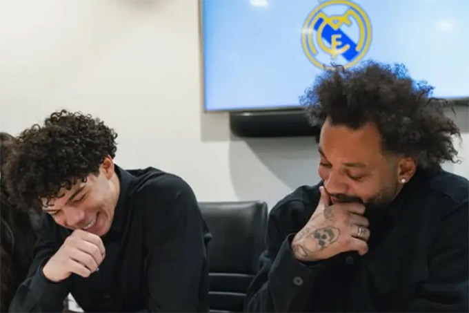 Enzo ký hợp đồng chuyên nghiệp đầu tiên với Real bên cạnh người cha Marcelo