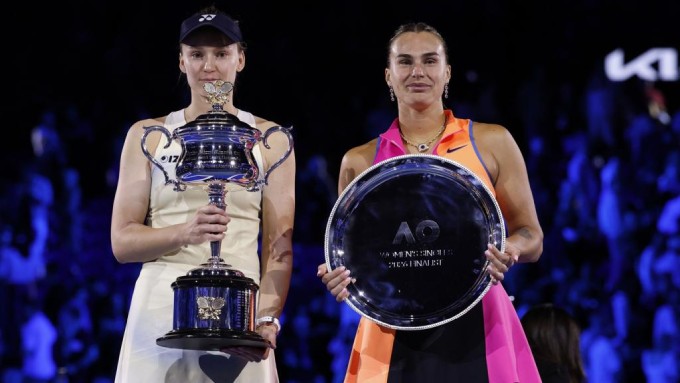 Rybakina (bên trái) đánh bại Sabalenka