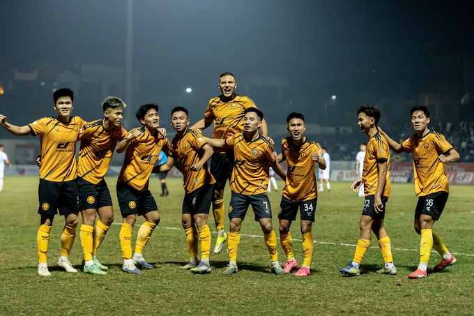 Các cầu thủ Thanh Hoá đã có một trận hoà như thắng trước Nam Định. Ảnh: Đức Cường