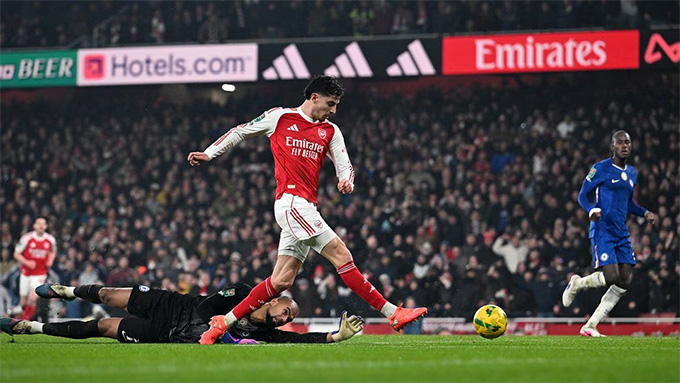 Havertz vượt qua cả thủ môn Sanchez để ghi bàn thắng duy nhất ở phút bù giờ
