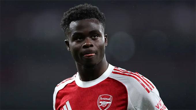 Saka hy vọng bình phục hoàn toàn trước derby Bắc London với Tottenham