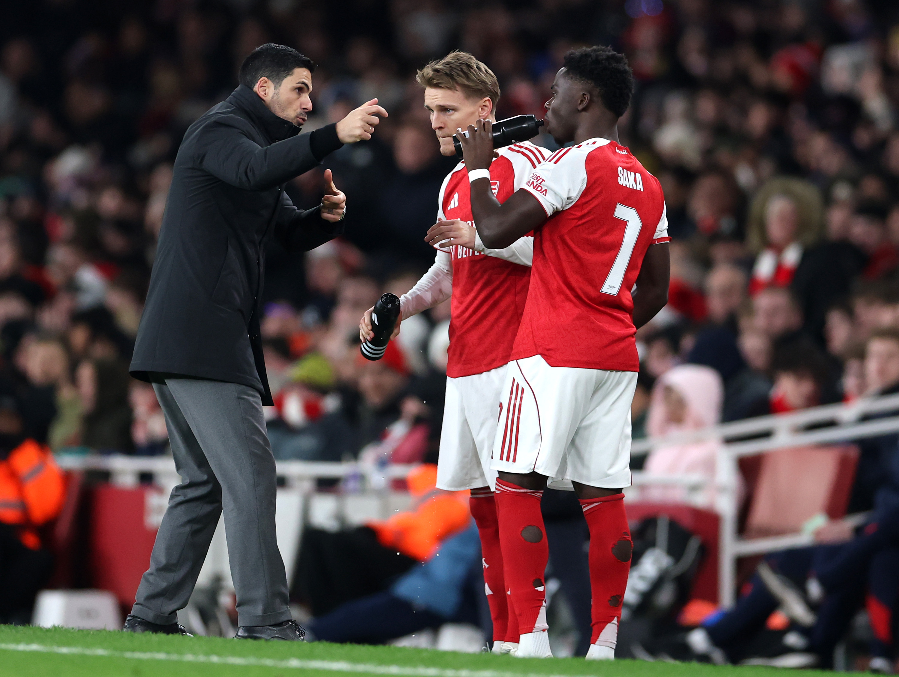 Arteta sẽ phải đau đầu khi vắng Saka và Odegaard