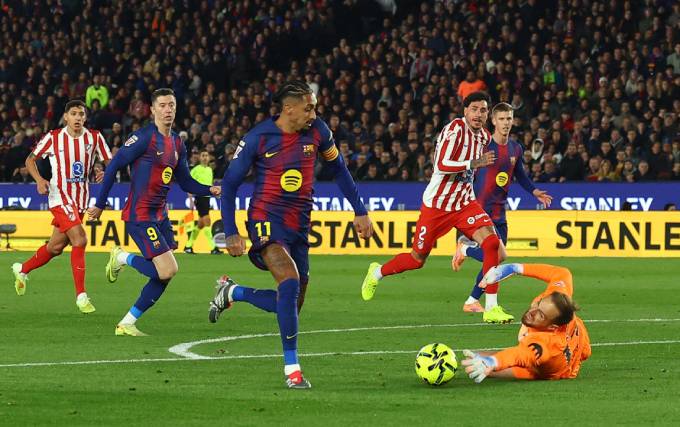 Raphinha ghi bàn trong màn ngược dòng của Barca