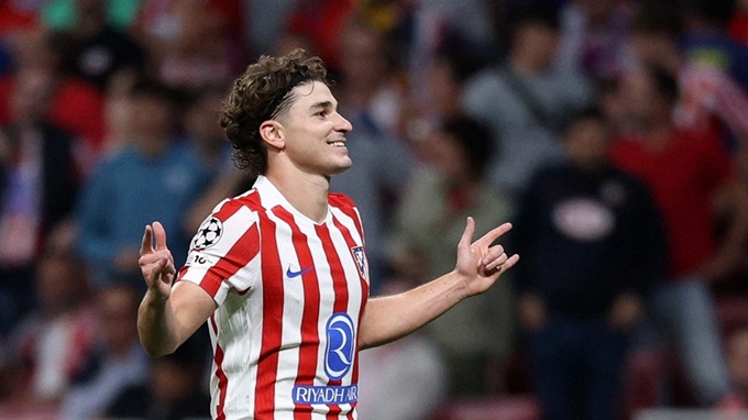 Julian Alvarez là “quân bài tẩy” trong cuộc đua ghế chủ tịch Barca