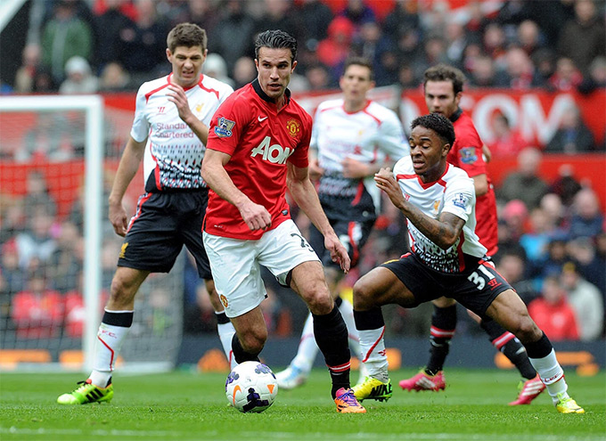 Van Persie và Sterling thời còn là cầu thủ đối đầu nhau