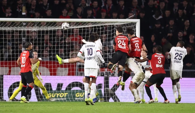 ... Thì ở trận đấu trên sân của Rennes, họ bị vùi dập với tỉ số 1-3