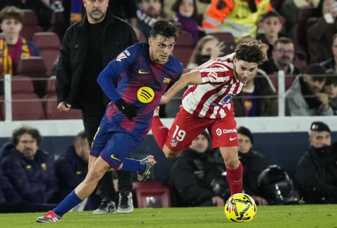Barca muốn Julian Alvarez (phải) từ đối đầu thành đồng đội của Pedri ở mùa tới