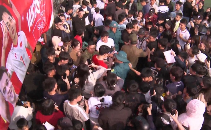 Đình Bắc trong vòng vây của người hâm mộ. Ảnh: CTV