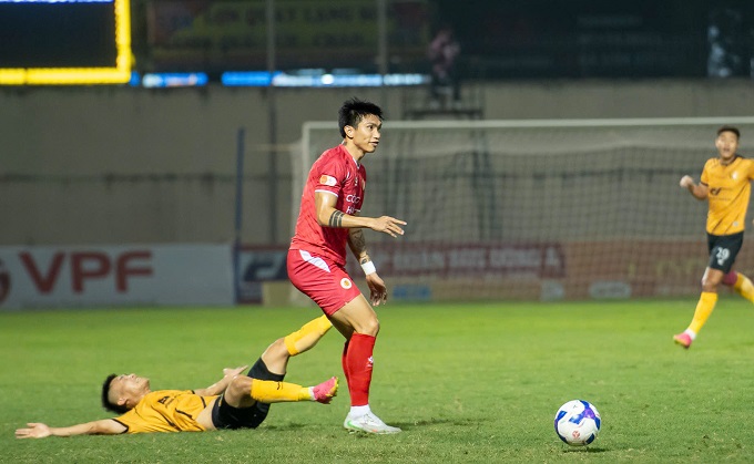 Văn Hậu ghi bàn từ gần giữa sân 
