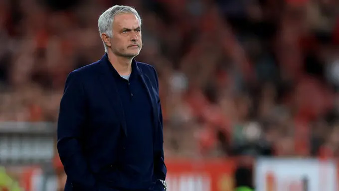 Mourinho tận dụng một "lỗ hổng" của UEFA trước trận Benfica vs Real Madrid