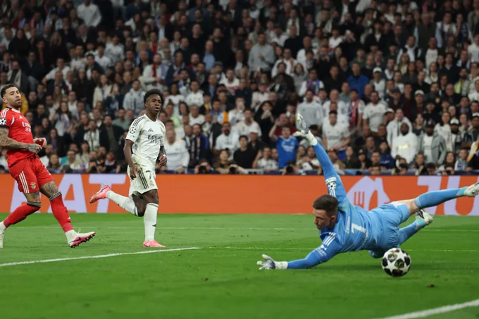 Vinicius ghi bàn ấn định chiến thắng 2-1 cho Real trước Benfica