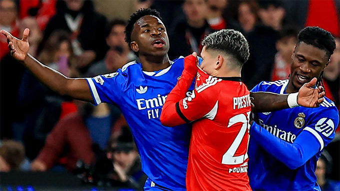 Pha bóng gây tranh cãi giữa Prestianni và Vinicius