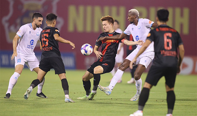 Hoàng Đức (giữa) và các đồng đội đã giành chiến thắng 2-0 trước Nam Định ở lượt đi. Ảnh: Đức Cường