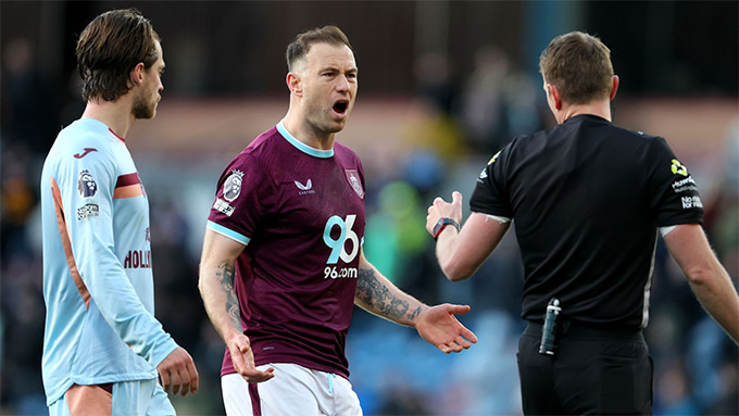 Có quá nhiều kịch tính ở màn so T giữa Burnley vs Brentford