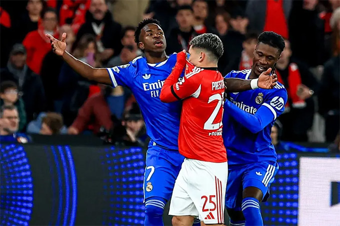 Jose Mourinho đổi giọng, đòi đuổi 'kẻ thù' của Vinicius