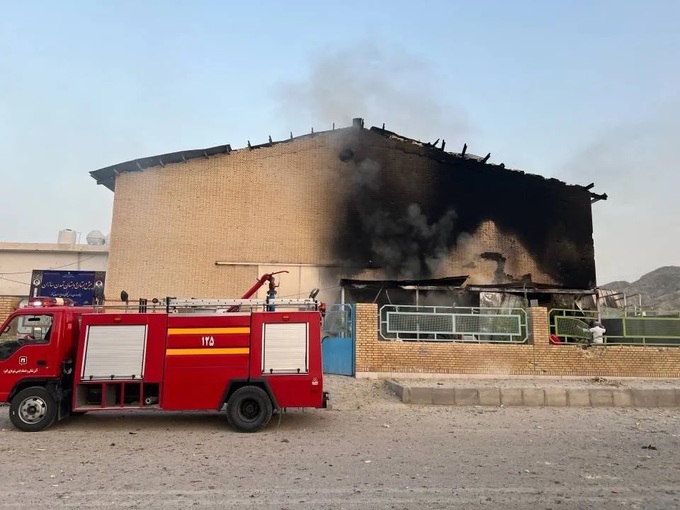 Nhà thi đấu thể thao ở Lemard, phía nam Iran bị không kích.