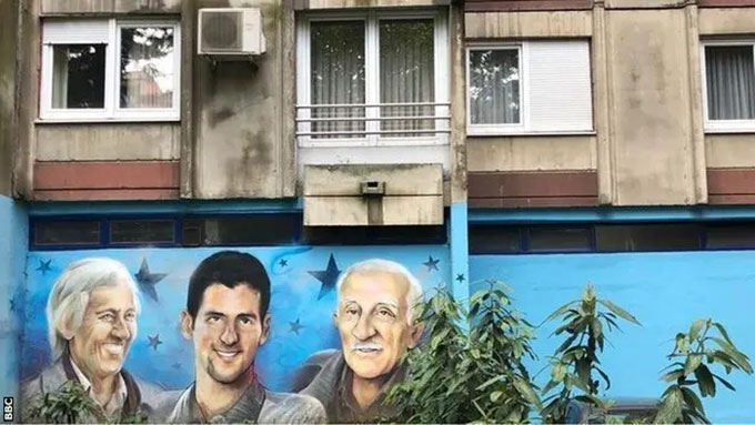 Bức tranh tường bên ngoài căn hộ của gia đình Djokovic ở Belgrade