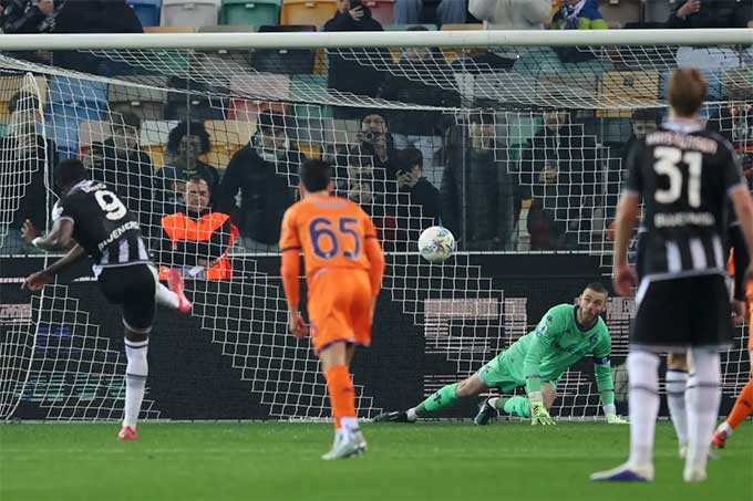 Davis ghi bàn thứ 2 cho Udinese từ chấm phạt đền