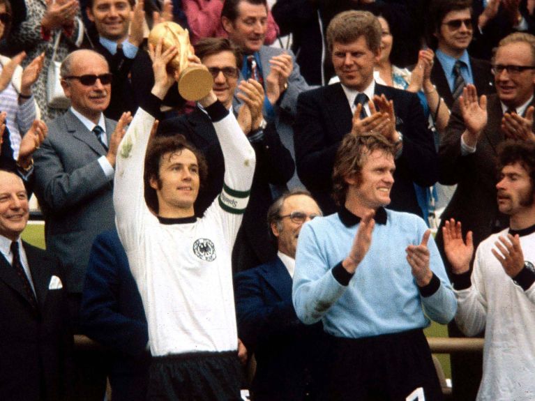 Beckenbauer là hậu vệ duy nhất trong lịch sử bóng đá giành được 2 Quả bóng vàng