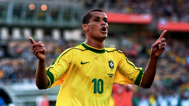 Rivaldo hoàn thành bộ sưu tập vào năm 2003 khi vô địch Champions League với AC Milan