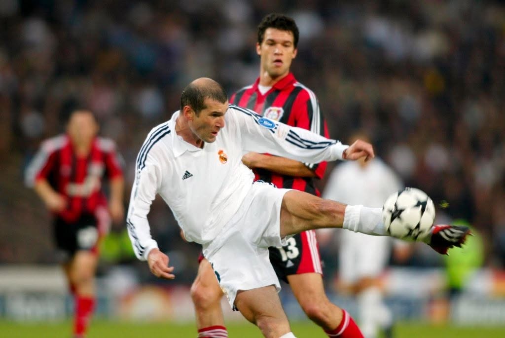 Zizou với cú vô-lê kinh điển vào lưới Bayer Leverkusen năm 2002