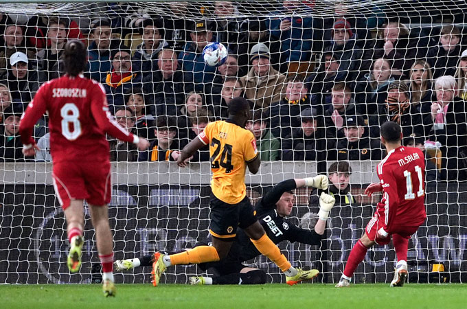 Salah ghi bàn nâng tỷ số lên 2-0 ở trận thắng Wolvé. Ảnh: AP
