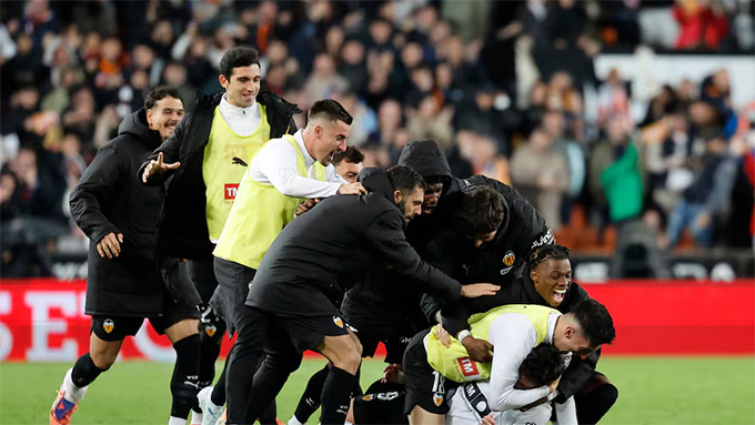 Valencia thắng ngược Alaves siêu kịch tính