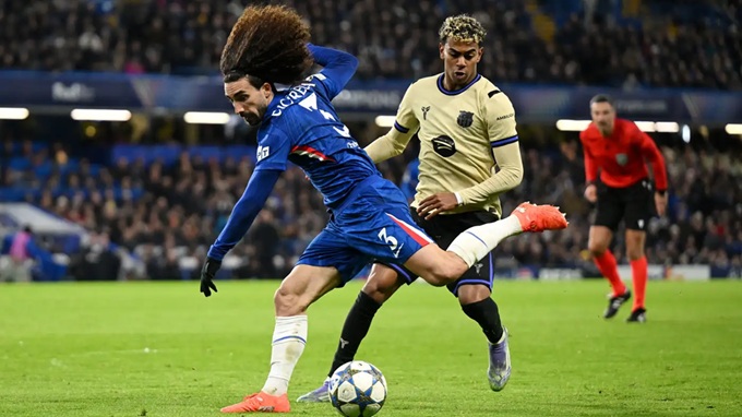 Lamine Yamal đã gặp nhiều khó khăn trước Cucurella trong thất bại 0-3 của Barca trên sân Chelsea vào tháng 11 năm ngoái
