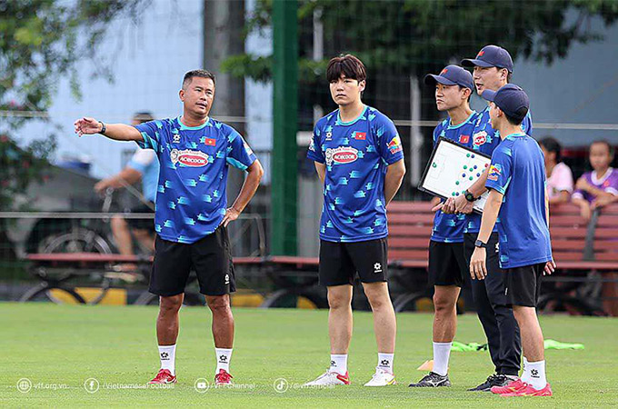 HLV Đinh Hồng Vinh sẽ thay HLV Kim Sang Sik dẫn dắt U23 Việt Nam ở CFA Team China 2026 