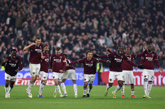 Các cầu thủ West Ham ăn mừng tấm vé vào tứ kết FA Cup