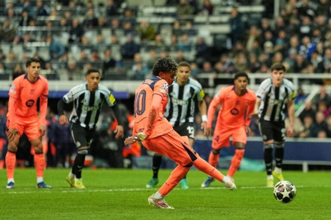 Yamal gỡ hòa cho Barca từ chấm 11 mét ở phút bù giờ cuối cùng