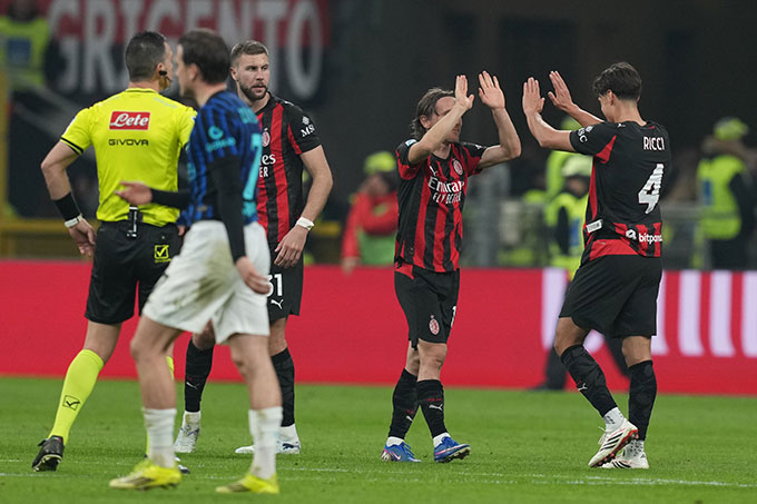 Modric ăn mừng cùng đồng đội sau thắng lợi ở derby Milano