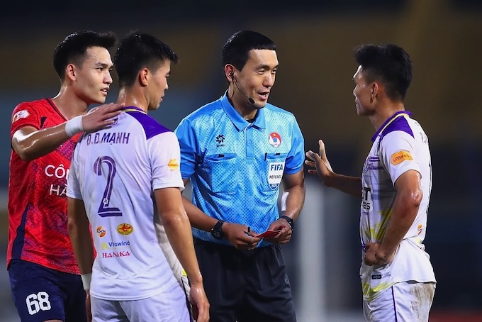 Trong T Kim Woo Sung từng tham gia điều hành trận CAHN vs Hà Nội ở mùa giải 2024/25. Ảnh: Đức Cường 