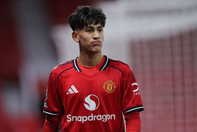 JJ Gabriel chưa thể ra mắt tại Premier League trong màu áo MU