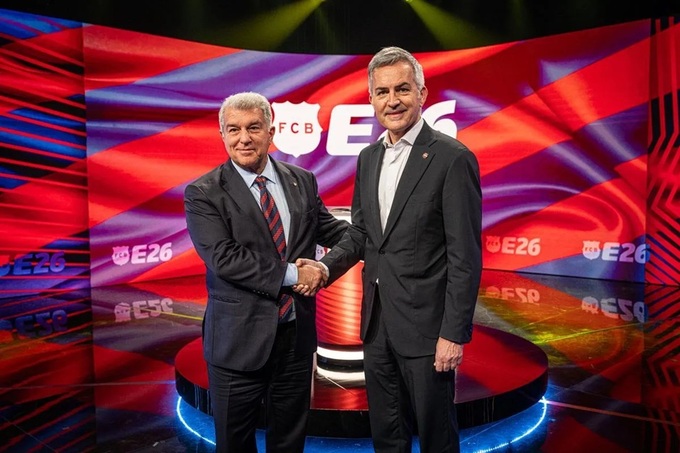 Joan Laporta (trái) và Victor Font - 2 ứng cử viên bắt tay nhau trước thềm bầu cử