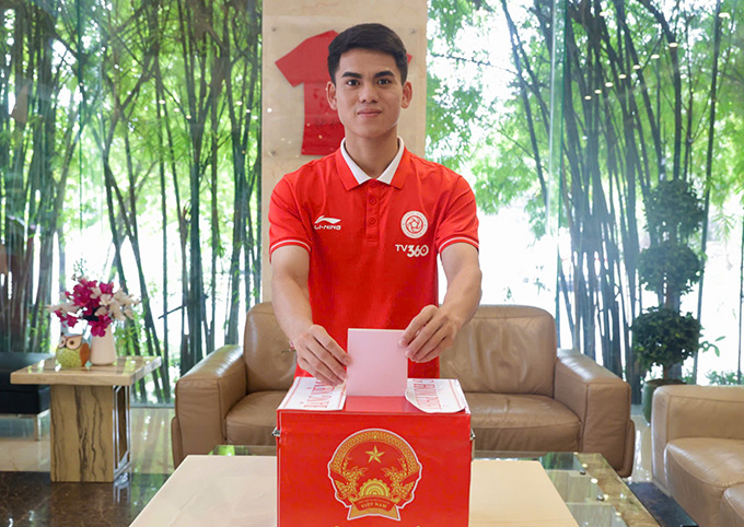 Lần thứ 2 Khuất Văn Khang đi bầu cử - Ảnh: CLB Thể Công Viettel