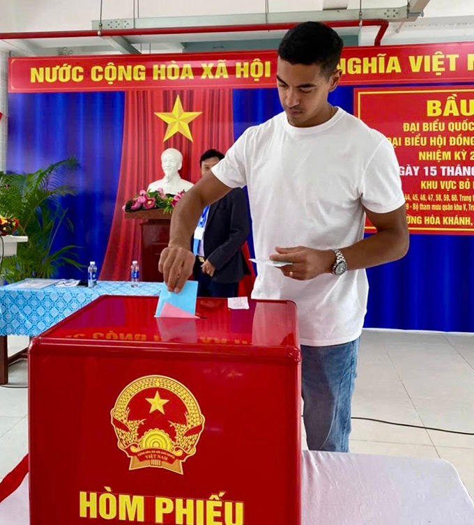 Đỗ Phi Long, hậu vệ mới nhập tịch của CLB Đà Nẵng tự hào khi thực hiện nghĩa vụ công dân Việt Nam - Ảnh: CLB Đà Nẵng