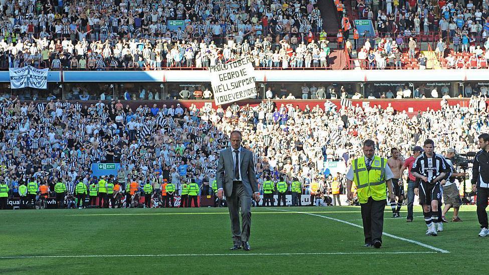 Gương mặt não nùng của Alan Shearer khi tiễn Newcastle xuống hạng