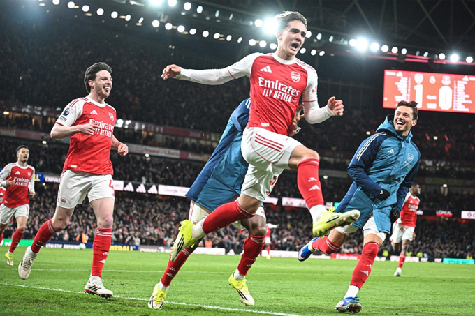 T năng trẻ Dowman ghi bàn quyết định cho Arsenal